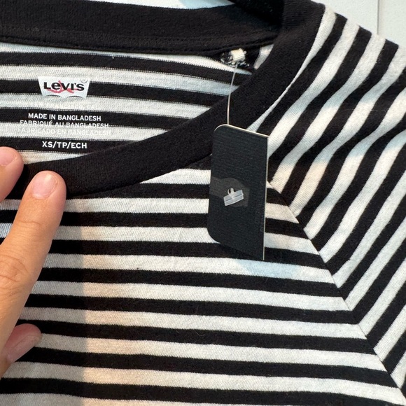 NWT Levi’s Black and White Striped Boxy T-Shirt Womens Size X-Small - Picture 5 of 8